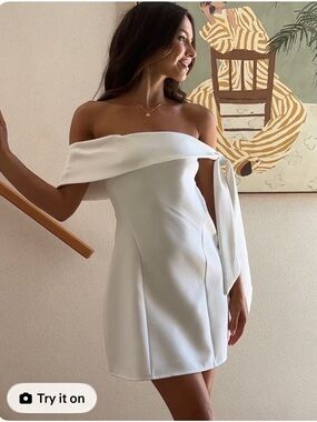 New Billy J Off-Shoulder White Mini Dress with Draped Sleeve Detail size 8